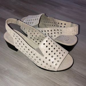 Brand New! Munro Mickee Silver Metallic Sandals